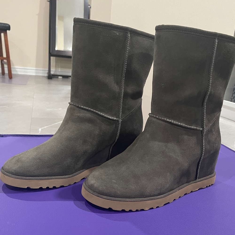 UGG Gray Classic Femme Short Boots Size 10 NEVER WORN